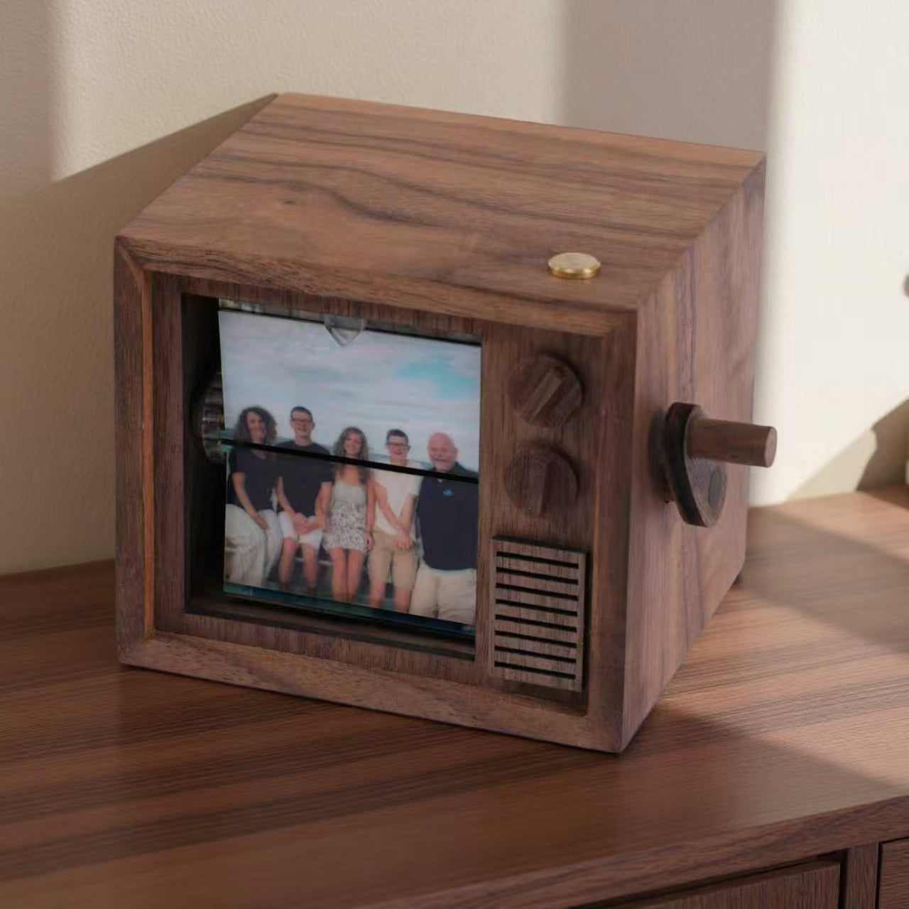 Hand-cranked page-turning photo camera