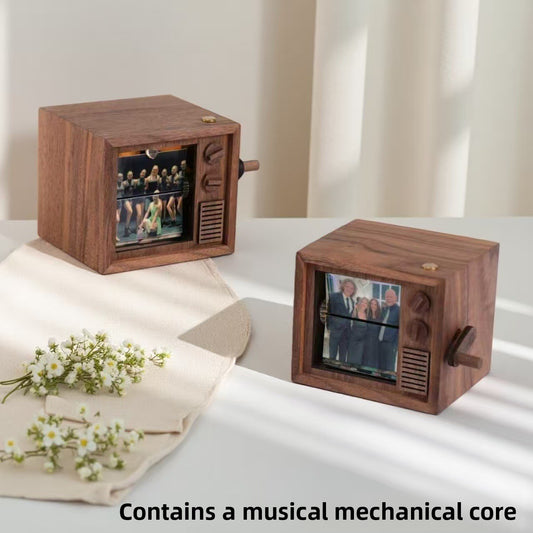 Hand-cranked page-turning photo camera