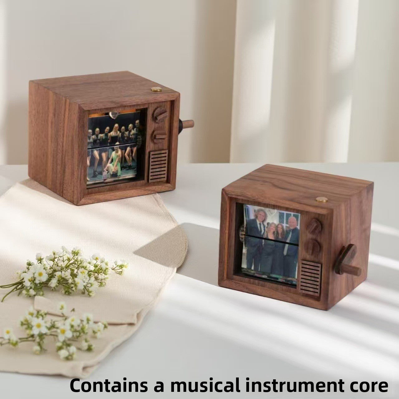 Hand-cranked page-turning photo camera